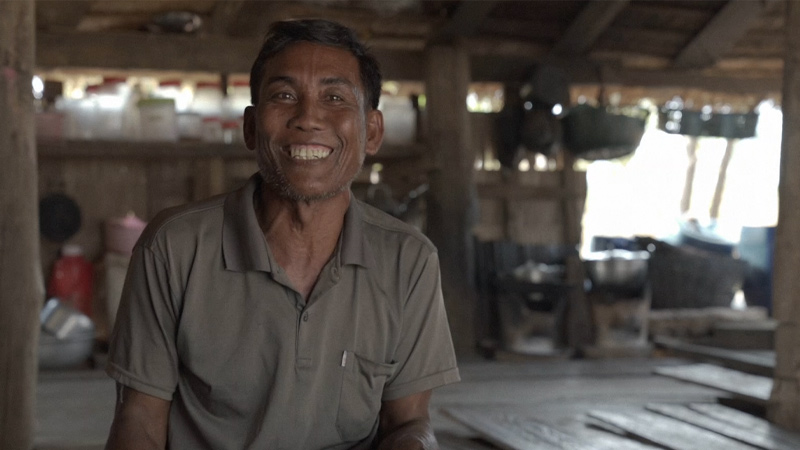 Zendeling maakt Cambodjaan aan het lachen
