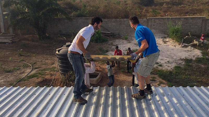 2 zendelingen aan het werk op dak in Guinee