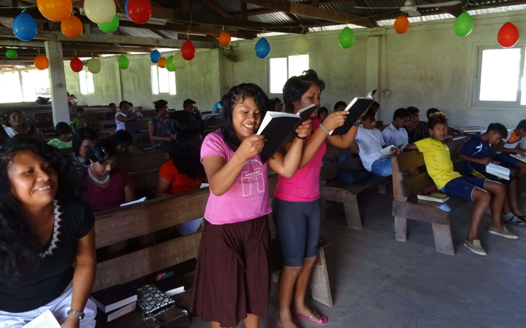 Engelse lessen voor Wayana Indianen in Suriname